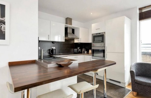 Cambridge Apartment | The Luxurious Penthouse Two-Bedroom Flat Shared Pool & Gym Free Wi-Fi