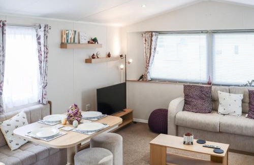 Glynarthen House | The Maples