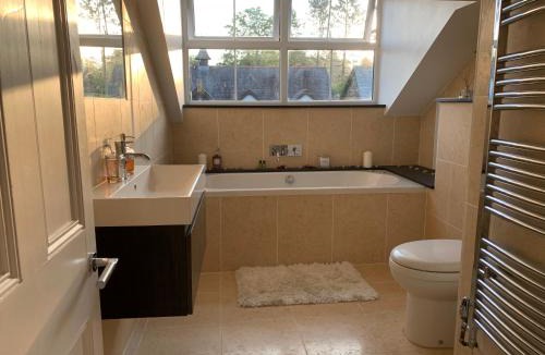 Bowness-on-Windermere House | The Penthouse Bowness Tranquil Loft Jacuzzi Bath & Complimentary Cascades Spa Membership