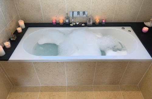 Bowness-on-Windermere House | The Penthouse Bowness Tranquil Loft Jacuzzi Bath & Complimentary Cascades Spa Membership