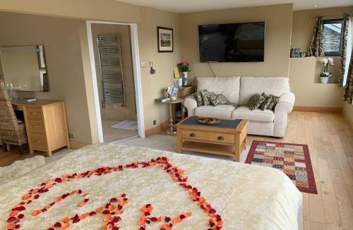 Bowness-on-Windermere House | The Penthouse Bowness Tranquil Loft Jacuzzi Bath & Complimentary Cascades Spa Membership
