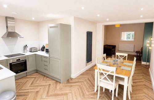 Warwick House | The Racecourse | 3-Bed Townhouse | Sleeps 6