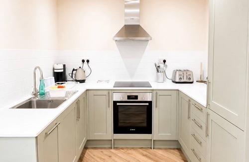 Warwick House | The Racecourse | 3-Bed Townhouse | Sleeps 6