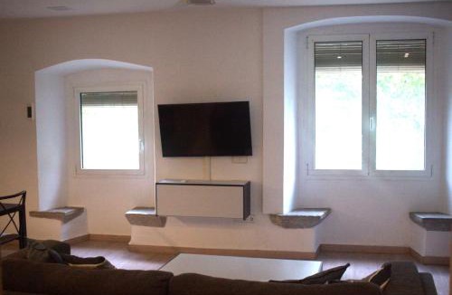 Pedret Apartment | The Riverview Suite