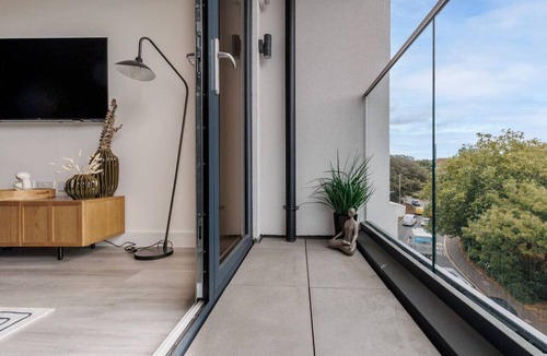Poole Apartment | The Sloop - Restaurants & Poole Park close by with balcony