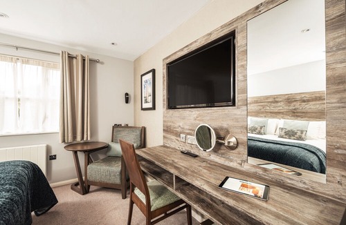Wyboston Hotel | The Waterfront Hotel Spa & Golf