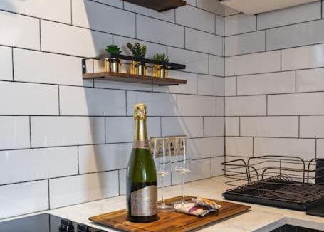 Glasgow Westend Apartment | The West End Loft - 5* Retreat - Private Parking!