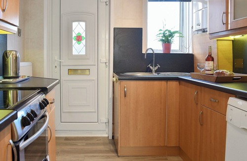 Poole Cottage | This pet-friendly property is family retreat.
