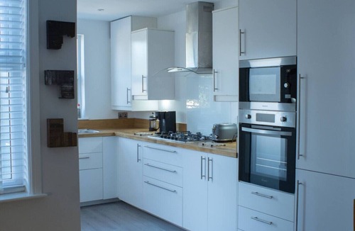 Mapperley Villa | Three-storey Sherwood gem with spa bathroom and private backyard