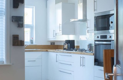 Mapperley Villa | Three-storey Sherwood gem with spa bathroom and private backyard