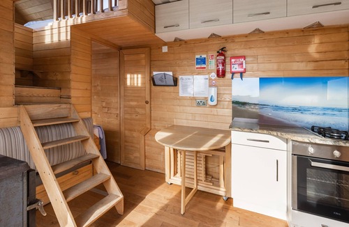 Maidwell Cabin | Tinywood One, dog friendly with hot tub in Warwick