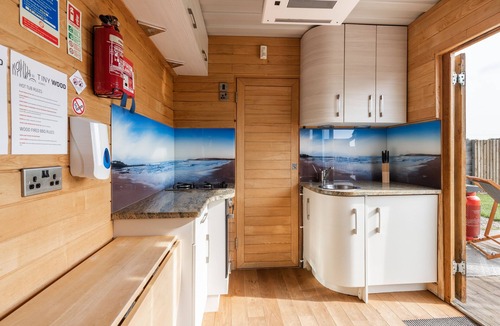 Maidwell Cabin | Tinywood One, dog friendly with hot tub in Warwick