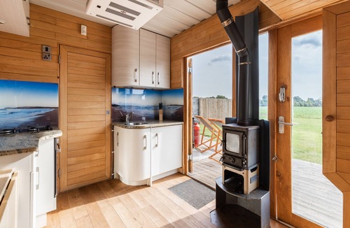 Maidwell Cabin | Tinywood One, dog friendly with hot tub in Warwick