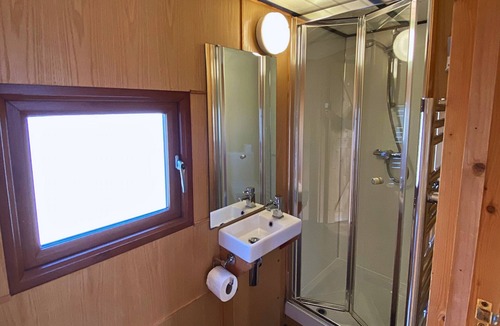 Maidwell Cabin | Tinywood Three, dog friendly with hot tub, sleeps up to eight people in Warwick
