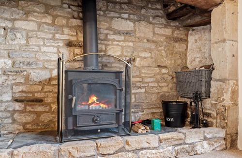 Cutsdean House | Traditional Cotswold escape with garden and fireplace