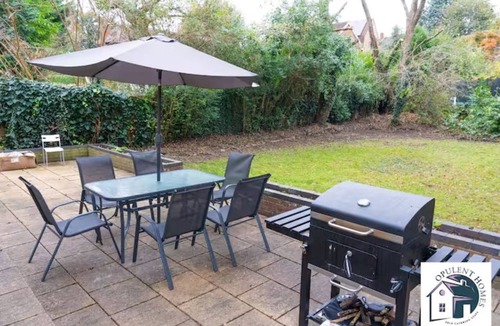 Caversham House | Tremendous 7-bedroom house in Reading perfect for family getaways