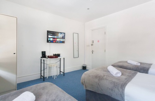 Camden Town House | Triple Room with Shared Bathroom - 2&4 - House