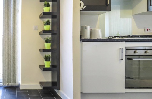 Birmingham Apartment | Tudors eSuites Birmingham Townhouse Private Garden Free Parking