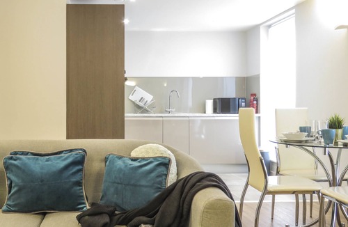 Birmingham City Centre Apartment | Tudors eSuites Birmingham Apartments with Gated Parking