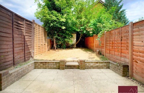 Henley House | Twyford - Modern 2 Bedroom House - With Garden
