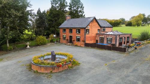 Llanfair Caereinion House | Ty Newydd