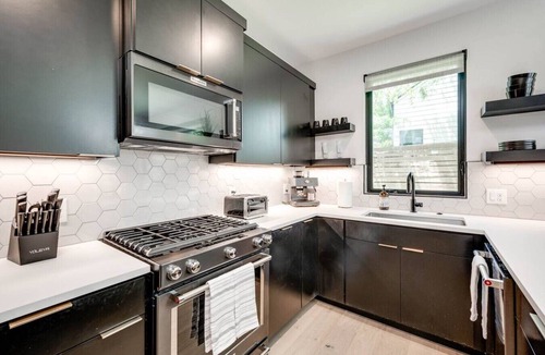 Blackshear-Prospect Hill House | Ultimate ATX Group Stay | Rooftop + Putting Green