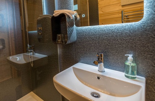 Fintry Cabin | Unique Spacious Heated Lodge With Enclosed/open air Bathtub and Outdoor Seating
