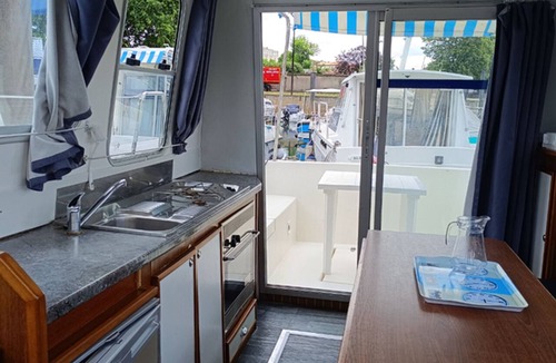 Cognac Boat Rental | Unique stay on a moored boat - 8 guests