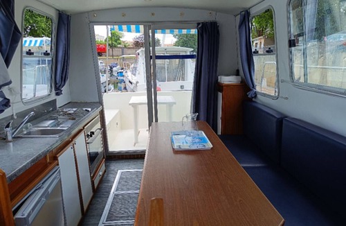 Cognac Boat Rental | Unique stay on a moored boat - 8 guests