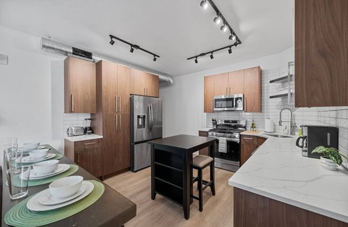 Shadyside Apartment | Upscale Double King Suite|4 Beds| Premier Location