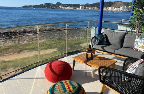 San Antonio Bay Apartment | Upscale 3 bedroom front line sea with sunset view