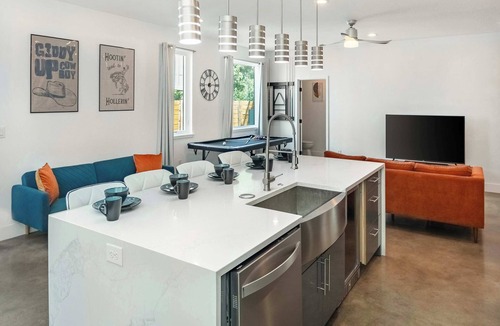 Blackshear-Prospect Hill House | Upstay - 2-Home Duplex - Sleeps 37 w Hot Tub & BBQ