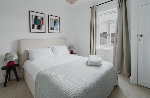 Coventry Apartment | Urban Oasis Serviced Suite - Families, remote work, corporate, contractors
