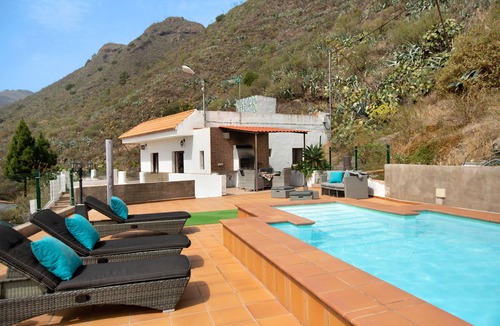Valsequillo de Gran Canaria Villa | Vacation Home La Llave with Mountain View, Sea View, Pool, Wi-Fi, Terraces & Garden