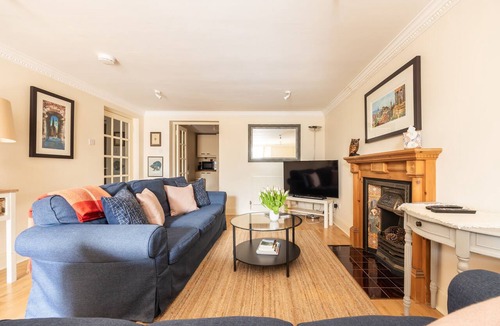 New Town Apartment | Very Central Property 3 beds and 2 bathrooms.