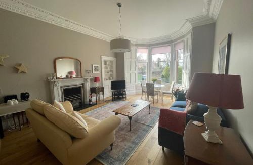 Murrayfield Apartment | Victorian Villa with parking, Murrayfield-sleeps 5