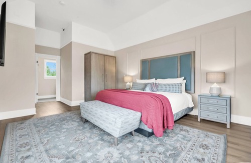 Napa Bed & Breakfast | Vineyard Suite with soaking tub at downtown Napa B&B with pool and hot tub