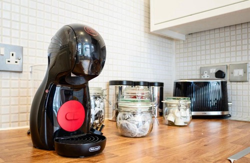 St Luke's Apartment | Walk Everywhere from this Prime Zone 1 London Apartment, Fast Wi-Fi, Restaurants, Cafés & Transport Nearby