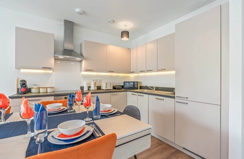 Wembley Park Apartment | Wembley Stadium | Luxury London Apartment | Balcony Views, Netflix, Pool Table!