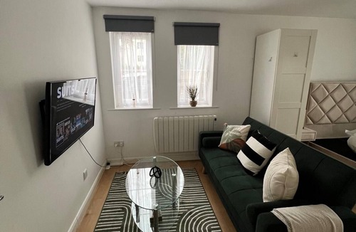 Alperton Apartment | Wembley Studio Flat with Free parking! Walking distance to two tubes and stadium