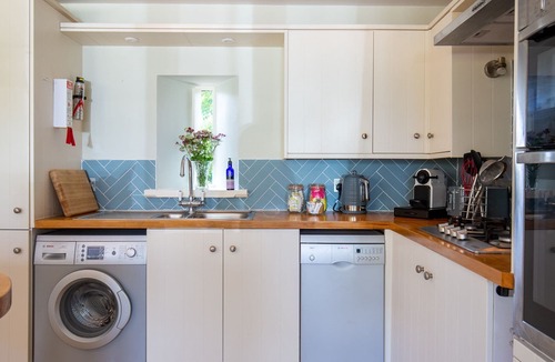Andoversford Cottage | West Barn Cottage, Shipton Oliffe - sleeps 4 guests in 2 bedrooms