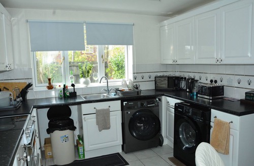 Wolverhampton House | Whole Cosy Home, Sleeps 11 in 4 Bedrooms, full kitchen, 2 toilets, 55"TVs PetsOK