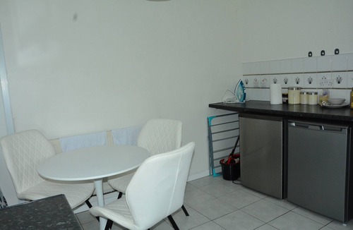 Wolverhampton House | Whole Cosy Home, Sleeps 11 in 4 Bedrooms, full kitchen, 2 toilets, 55"TVs PetsOK