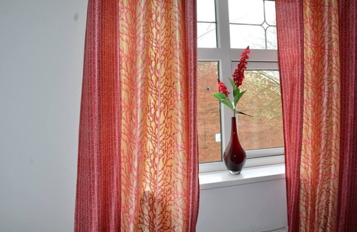 Wolverhampton House | Whole Cosy Home, Sleeps 11 in 4 Bedrooms, full kitchen, 2 toilets, 55"TVs PetsOK