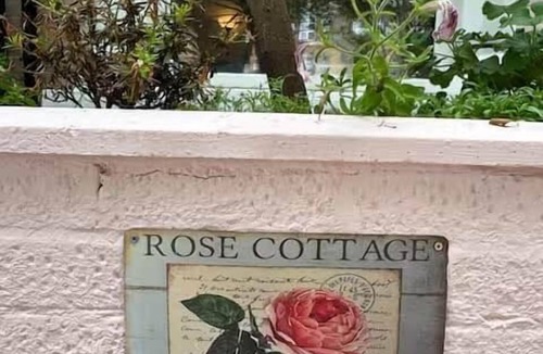 West Ham House | Whole Tranquil 2BR Rose Cottage near Stratford
