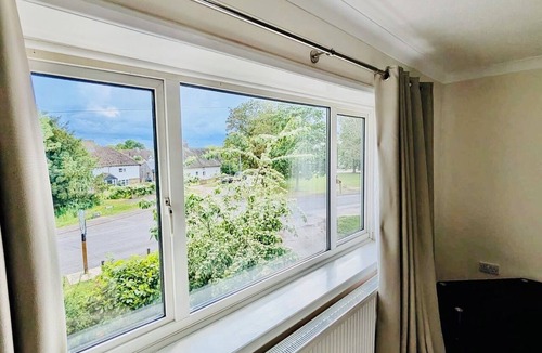 Cambridge Apartment | Willow Cottage - 2 Bed Flat on charming village Green 5 miles from Cambridge.