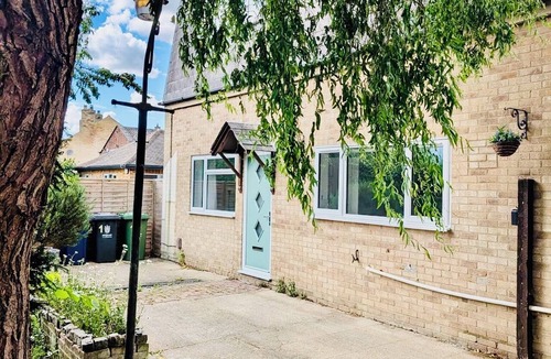 Cambridge Apartment | Willow Cottage - 2 Bed Flat on charming village Green 5 miles from Cambridge.
