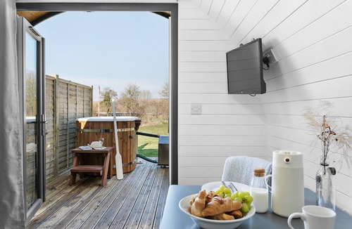 Wells Cabin | Windsor Glamping Pod- Free Wi-Fi, Hot Tub