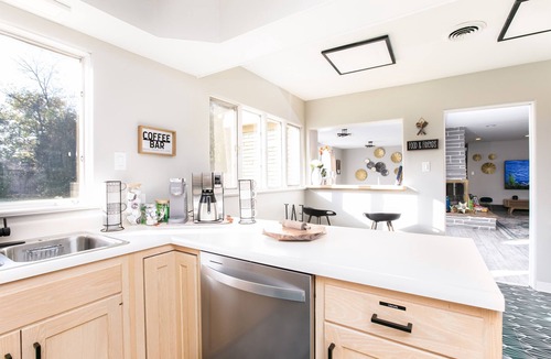 South Bend House | Winter Special! Perfect Group Stay: 11 Beds, Easy Parking, Huge Yard for Play