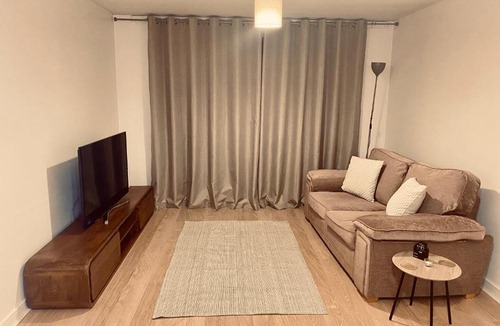 Wolverhampton Apartment | Wolverhampton Apartment with Free Parking 1 minute from the train station